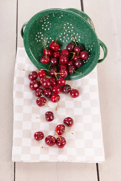 Cerejas frescas em escorredor — Fotografia de Stock