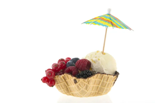 Cup vanilla ice with fruit and parasol — Stock Photo, Image