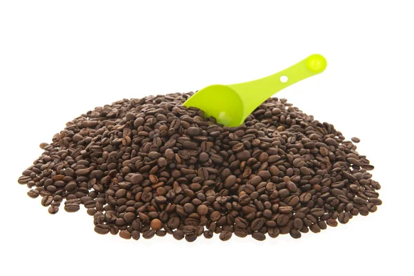 Heap kaffebönor isolerade över vit bakgrund — Stockfoto