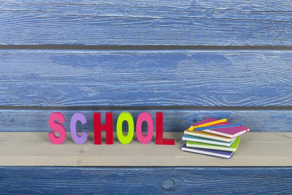 Школа в барвистих листах — стокове фото