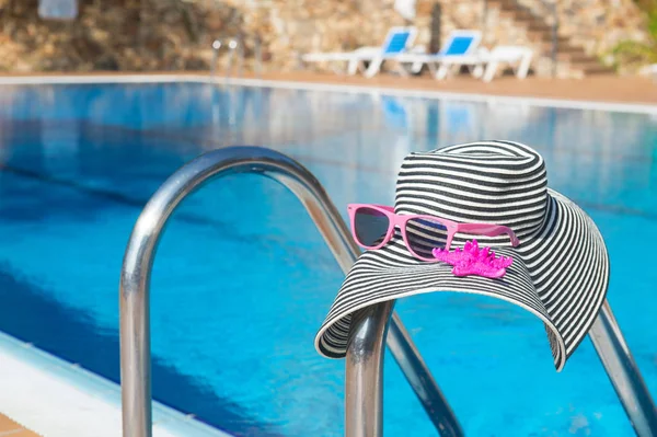Sombrero de verano en la piscina — Foto de Stock