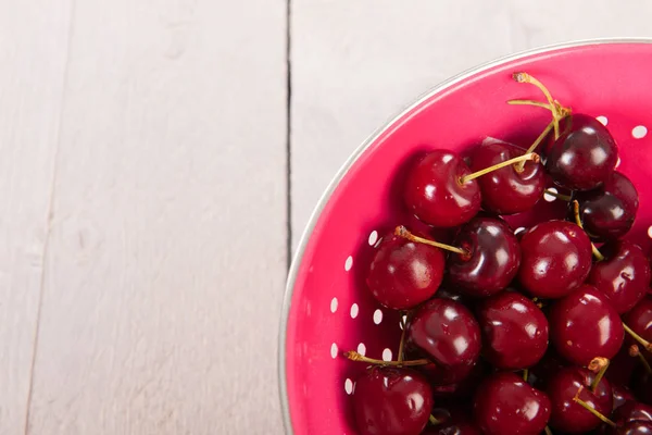 Cerises fraîches en passoire — Photo