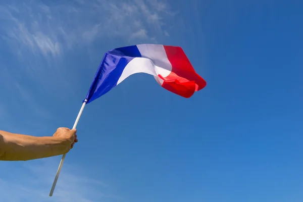 Μικρή γαλλική σημαία στο χέρι — Φωτογραφία Αρχείου
