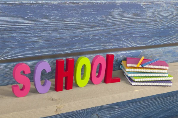 Escuela en letras coloridas — Foto de Stock