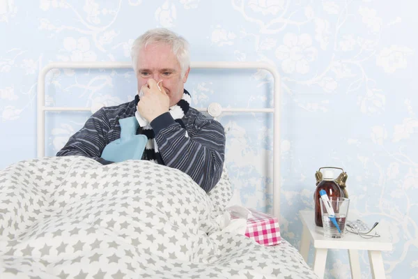 Un hombre muy enfermo acostado en la cama — Foto de Stock