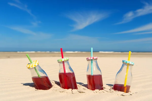 Bebida de limonada en la playa — Foto de Stock