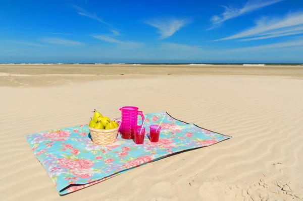 Frukt och dryck på stranden — Stockfoto