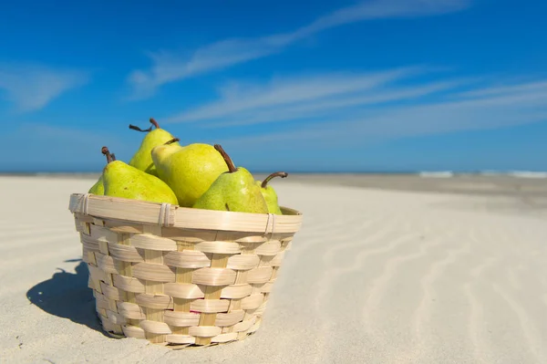 Frutas na praia — Fotografia de Stock