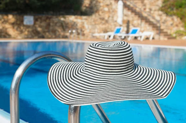 Sombrero de verano en la piscina — Foto de Stock