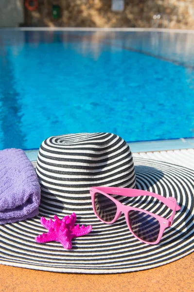 Літній капелюх у басейні — стокове фото