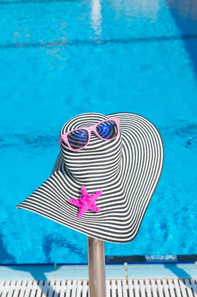 Chapéu de verão na piscina — Fotografia de Stock