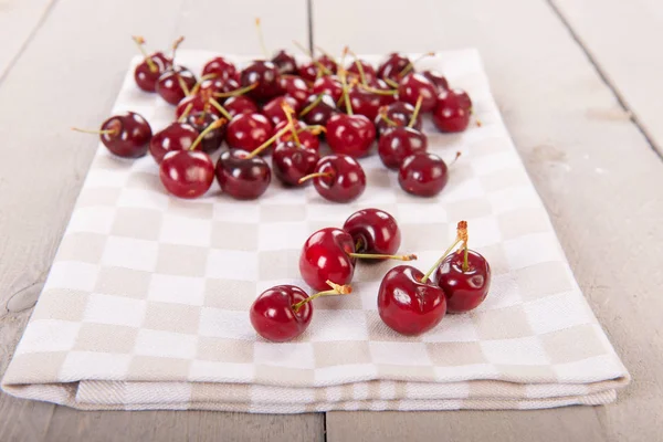 Washed glossy Fresh cherries — Stock Photo, Image