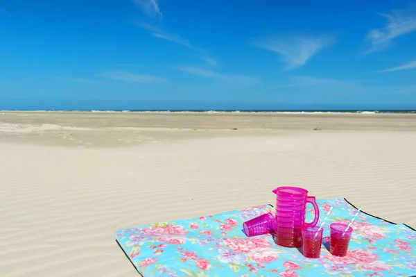 Bebida de limonada na praia — Fotografia de Stock