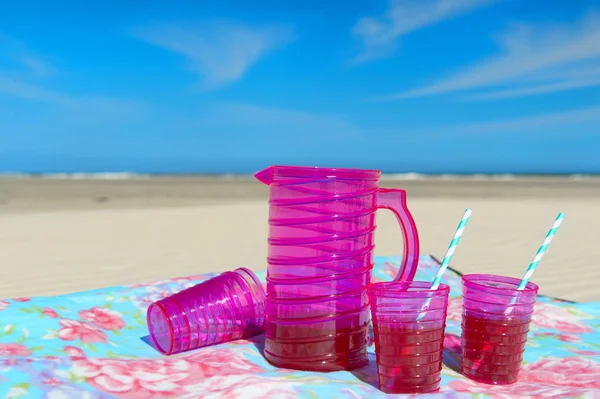 Limonade drinken op het strand — Stockfoto