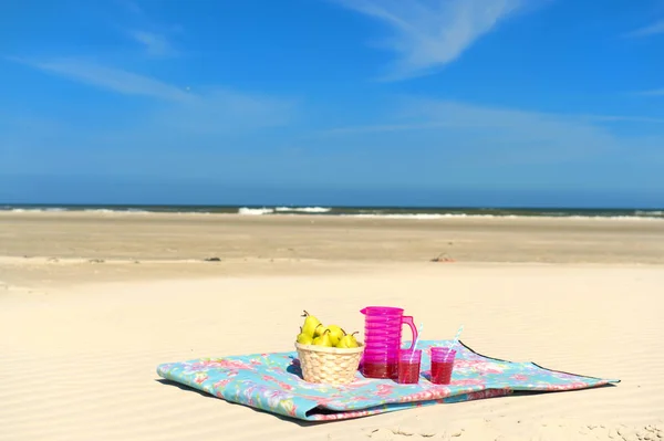 Frukt och dryck på stranden — Stockfoto