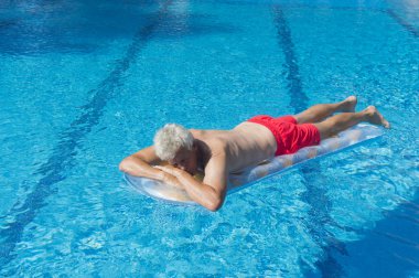 Komuta sizde su üzerinde yüzen