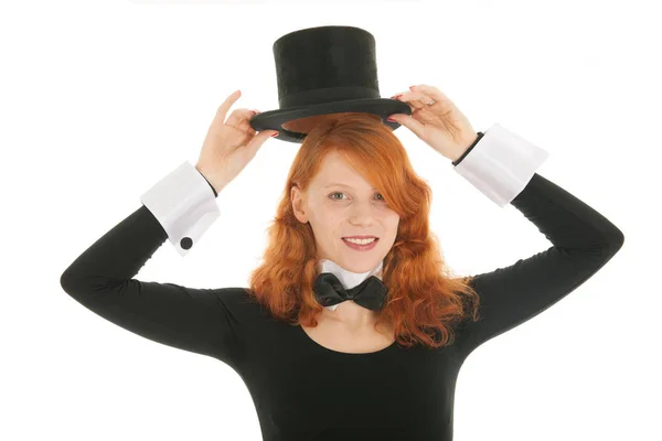 Vrouw gekleed voor partij hoed opstijgen — Stockfoto