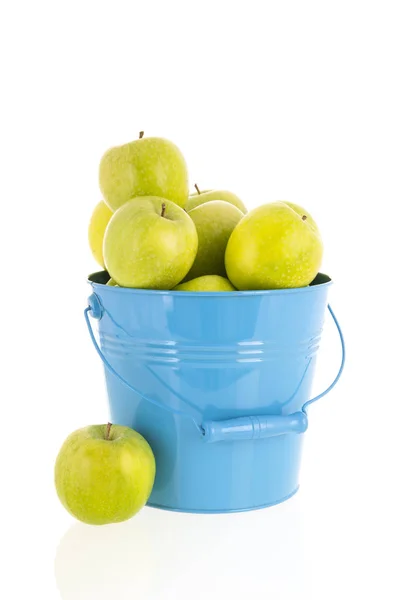 Cubo de manzanas verdes —  Fotos de Stock