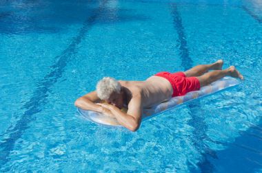 Komuta sizde su üzerinde yüzen