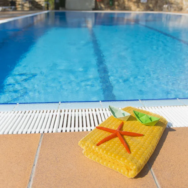 Toalla en la piscina — Foto de Stock