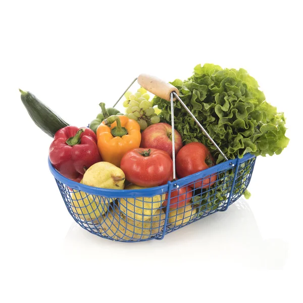 Cesta de cosecha con verduras y frutas — Foto de Stock