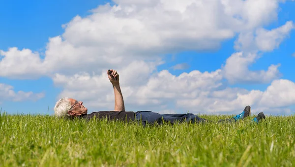 Uomo con cellulare — Foto Stock