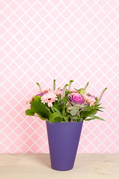 Flores coloridas de buquê em vaso azul — Fotografia de Stock