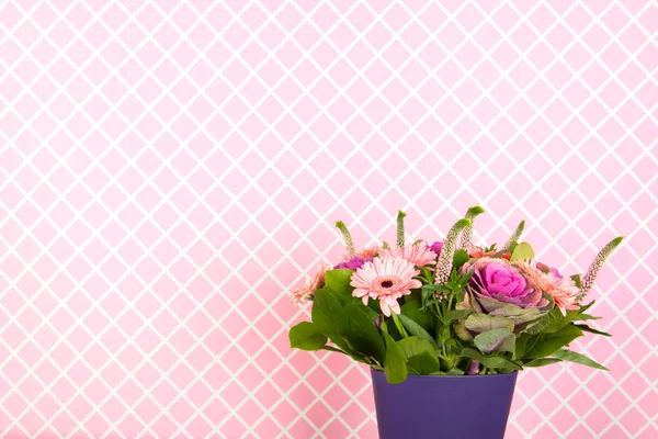 Bunter Strauß Blumen in blauer Vase — Stockfoto