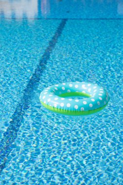 Yüzme havuzunda yüzen oyuncak