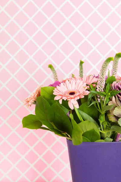 Detail bunte Blumensträuße in blauer Vase — Stockfoto