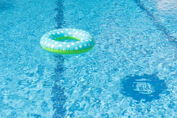 Drijvend speelgoed in zwembad — Stockfoto
