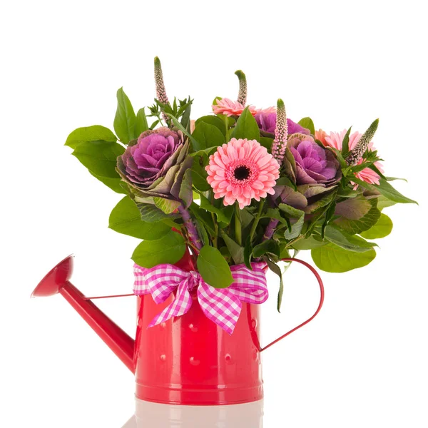 Arrosoir avec bouquet de fleurs — Photo