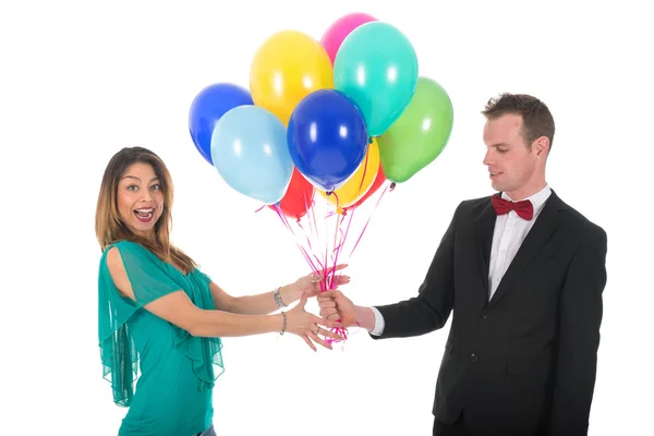 Jongeman ballonnen geven met vriendin — Stockfoto
