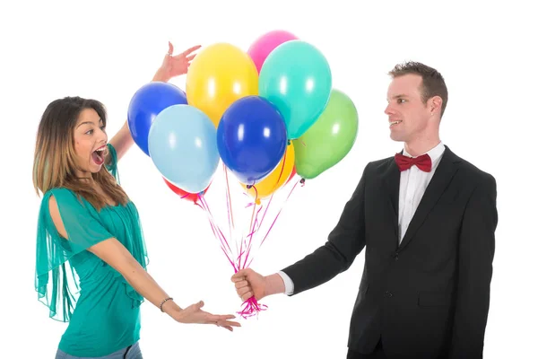 Joven hombre dando globos a chica amiga — Foto de Stock