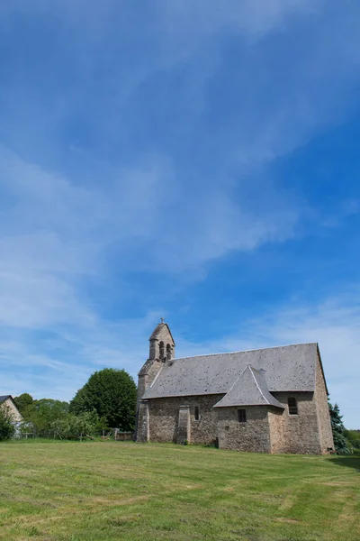 Церковь во французской деревне — стоковое фото