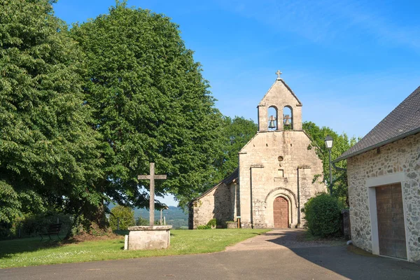 Igreja na aldeia francesa — Fotografia de Stock