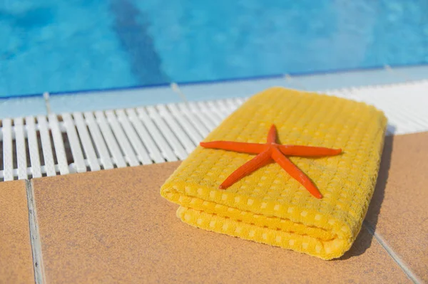 Asciugamano in piscina — Foto Stock