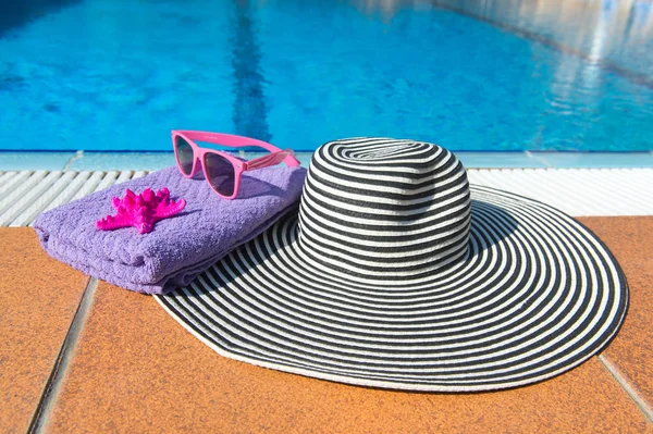Summer hat at the swimming pool — Stock Photo, Image