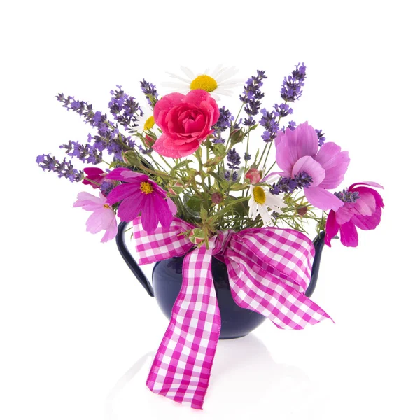 Смешанный букет садовых цветов с лентой — стоковое фото