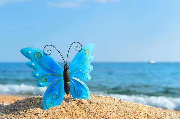 Niebieski motyl na plaży — Zdjęcie stockowe