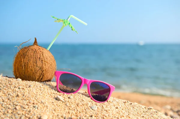 Tropisk kokos och solglasögon på stranden — Stockfoto
