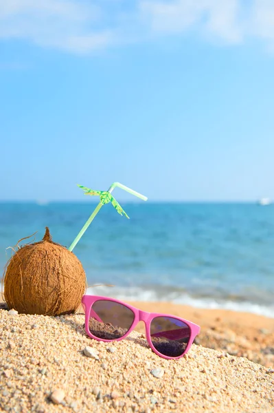 Tropikalnego kokosa i okulary przeciwsłoneczne na plaży — Zdjęcie stockowe