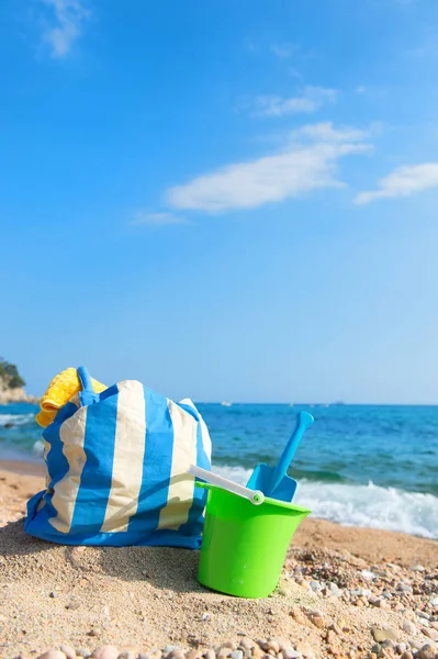 Bolsa de praia e brinquedos na praia — Fotografia de Stock