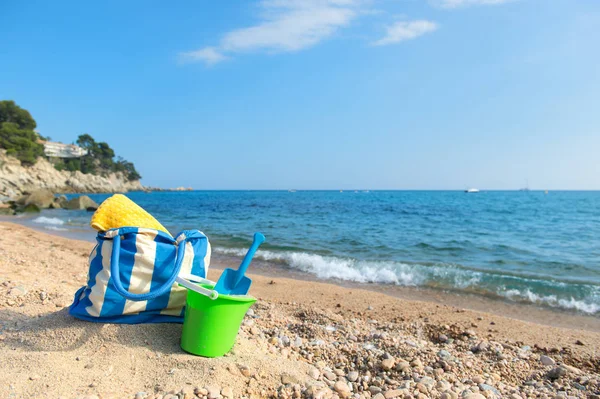 Strandväska och leksaker på stranden — Stockfoto