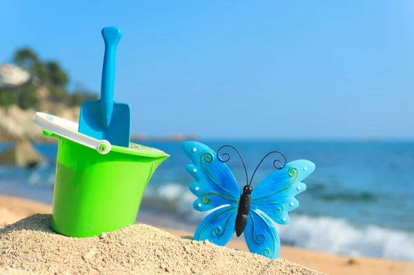 Speelgoed op het strand — Stockfoto