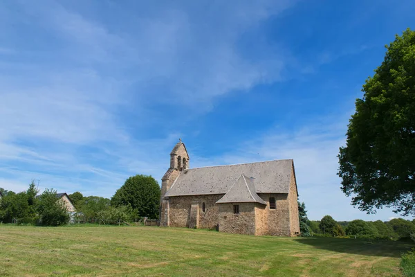 Kerk in Frans dorp — Stockfoto