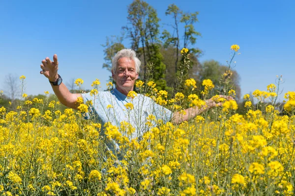 Man met vrijheid in de natuur — Stockfoto