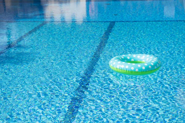 Yüzme havuzunda yüzen oyuncak — Stok fotoğraf
