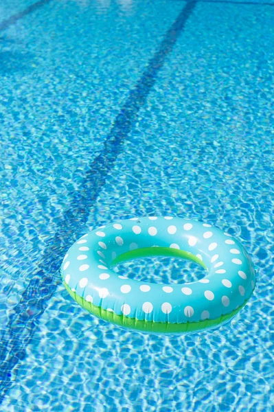 Drijvend speelgoed in zwembad — Stockfoto