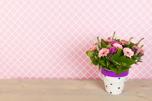 Färgglad bukett blommor i hink — Stockfoto